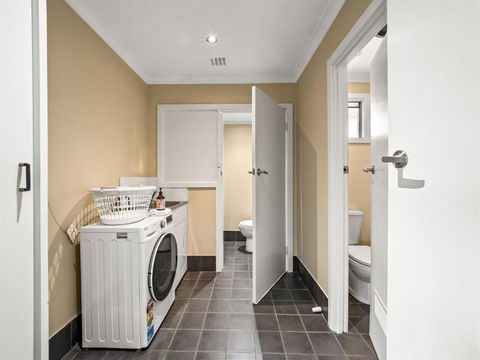 Eagle Bay Beach House - 300m To The Beach! - Accommodation Redcliffe 4