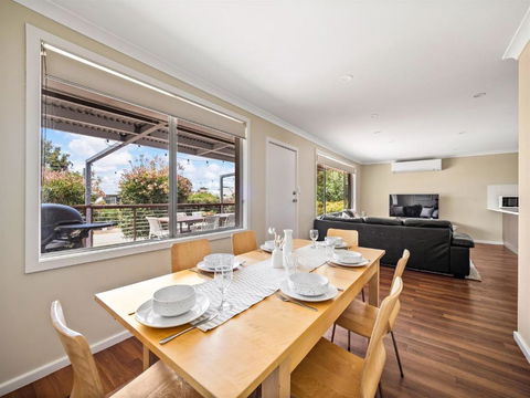 Eagle Bay Beach House - 300m To The Beach! - Accommodation Redcliffe 3