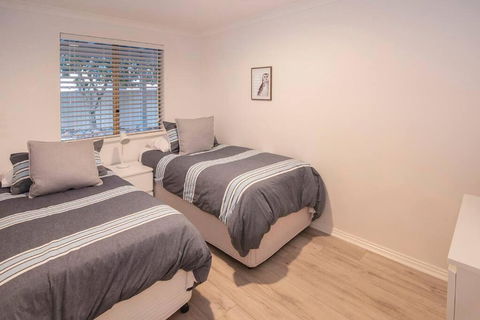 Eagle Bay Summerhaus - Accommodation Redcliffe 4