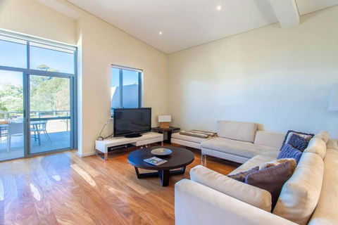 Eagle Escape I Private Properties - Accommodation Redcliffe 2