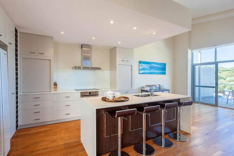 Eagle Escape I Private Properties - Accommodation Redcliffe 4