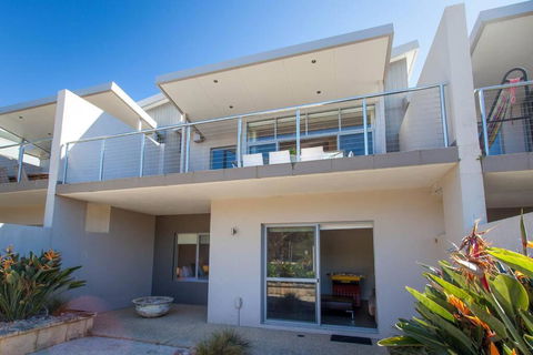 Eagle Escape I Private Properties - Accommodation Redcliffe 1