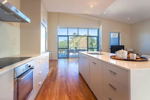 Eagle Escape I Private Properties - Accommodation Redcliffe 3