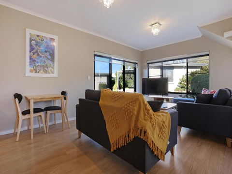 Eagle Heights Holiday Units - Accommodation Redcliffe 2