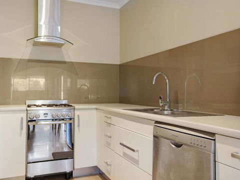 Eagle Heights Holiday Units - Accommodation Redcliffe 3