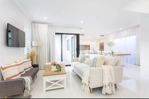 East Vic Park Luxe New Home - Accommodation Redcliffe 0