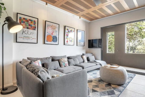 Eclectic Perfectly Positioned Apartment - Accommodation Redcliffe 4