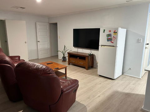 Double Room Share Bathroom And Kitchen - Accommodation Redcliffe 4