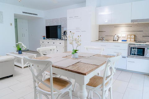 DRIFT PALM COVE- Private 2 Bed -Apartment 2204 - Accommodation Redcliffe 1