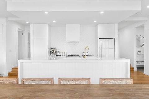 Elevated Coastal Retreat - Accommodation Redcliffe 3