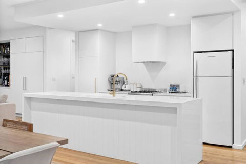 Elevated Coastal Retreat - Accommodation Redcliffe 2