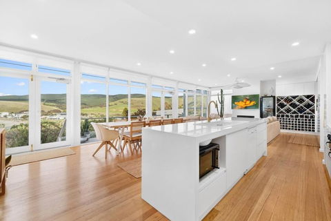 Elevated Coastal Retreat - Accommodation Redcliffe 4