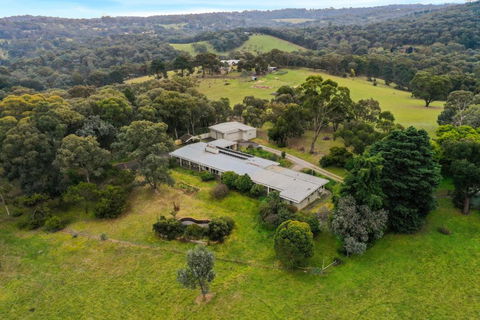 Enjoy Nature At Modern Diamond Creek Farmhouse - Accommodation Redcliffe 0