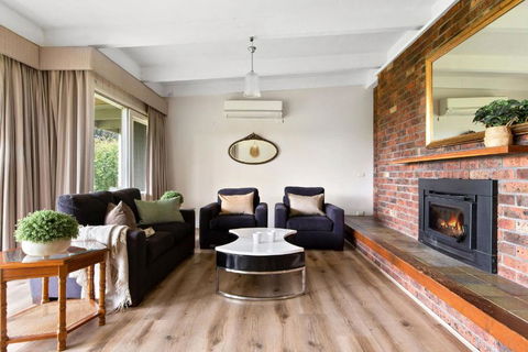 Enjoy Nature At Modern Diamond Creek Farmhouse - Accommodation Redcliffe 2
