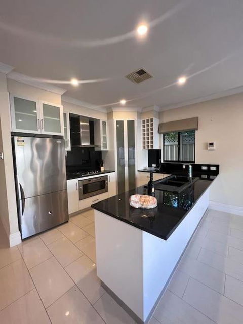 Executive Villa Close To CBD With Spa - Accommodation Redcliffe 0