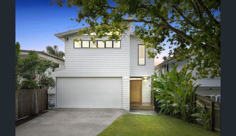 Exquisite Family Home & Pool - Accommodation Redcliffe 0