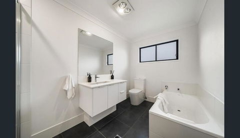Exquisite Family Home & Pool - Accommodation Redcliffe 3