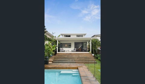 Exquisite Family Home & Pool - Accommodation Redcliffe 4