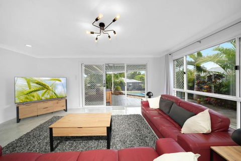 Family Escape Serene Oasis With Pool And AC - Accommodation Redcliffe 1