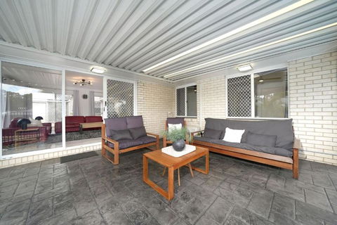Family Escape Serene Oasis With Pool And AC - Accommodation Redcliffe 3