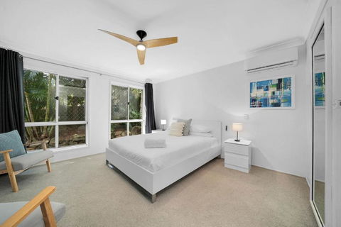 Family Escape Serene Oasis With Pool And AC - Accommodation Redcliffe 2