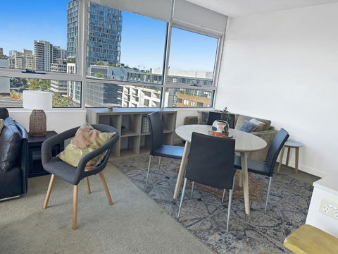 G901S - Bright Zetland Escape With City Views - Accommodation Redcliffe 2