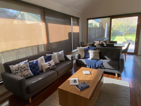 GALWAY COTTAGE - Accommodation Redcliffe 0