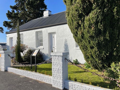 Gaol House Cottages - Accommodation Redcliffe 3