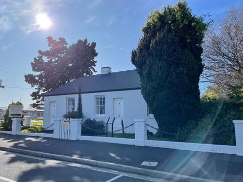 Gaol House Cottages - Accommodation Redcliffe 1