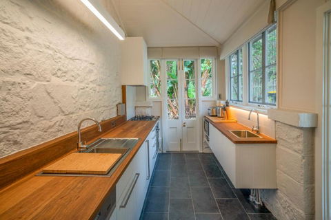 Gardeners Cottage - Accommodation Redcliffe 1