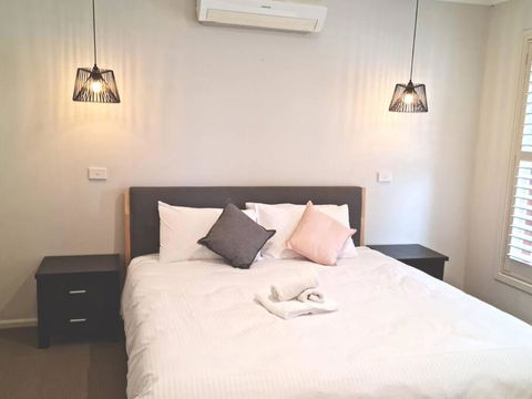 Generous 4 Bedroom Home Close To Park And Shops - Accommodation Redcliffe 0