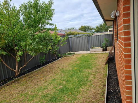 Generous 4 Bedroom Home Close To Park And Shops - Accommodation Redcliffe 1