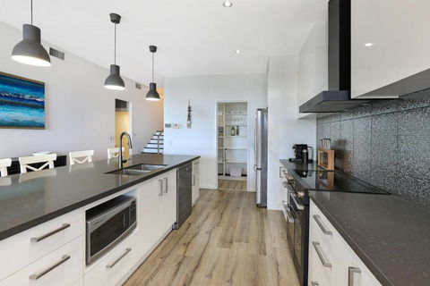 GEORGE8- THE ULTIMATE, FAMILY BEACH HOUSE! - Accommodation Redcliffe 4