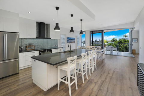 GEORGE8- THE ULTIMATE, FAMILY BEACH HOUSE! - Accommodation Redcliffe 1