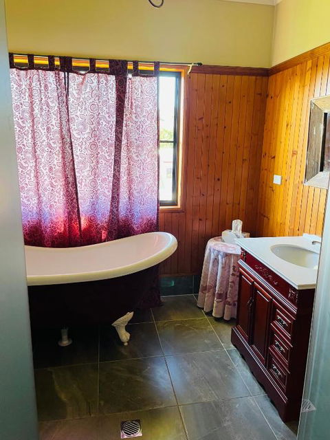 GOLDEN LACE B&B - Accommodation Redcliffe 3