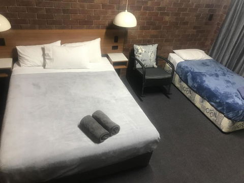 Golden West Motor Inn - Accommodation Redcliffe 4