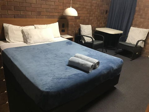 Golden West Motor Inn - Accommodation Redcliffe 2