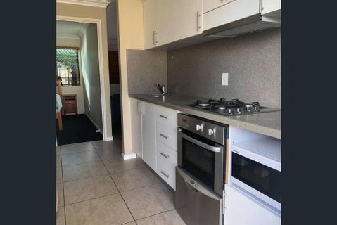 Fully Furnished Modern Unit In Centre Of City - Accommodation Redcliffe 4