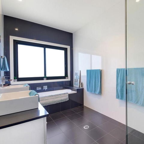 GOULBURN ALPACA FARM STAY - Accommodation Redcliffe 4