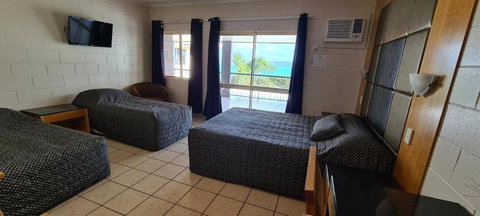 Grand Hotel - Accommodation Redcliffe 2