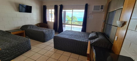 Grand Hotel - Accommodation Redcliffe 1
