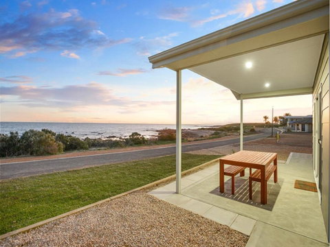 High Tide - Beachfront Pet-friendly - Accommodation Redcliffe 2