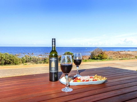 High Tide - Beachfront Pet-friendly - Accommodation Redcliffe 3
