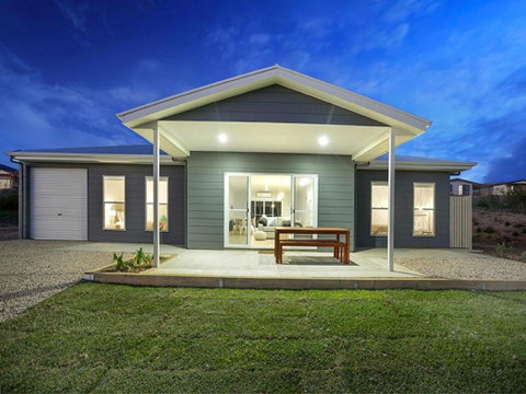 High Tide - Beachfront Pet-friendly - Accommodation Redcliffe 0