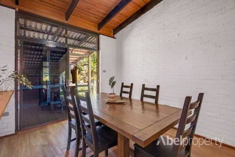 Historical Cottage In The Hills - Accommodation Redcliffe 1