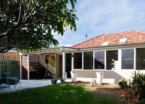 Home Away From Home - 3 Bedroom House Sleeps 6 - Parking - Accommodation Redcliffe 0