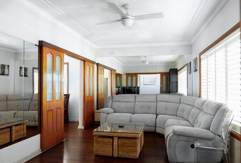 Home Away From Home - 3 Bedroom House Sleeps 6 - Parking - Accommodation Redcliffe 1