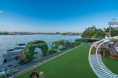 Immaculate Waterfront Residence-Masterpiece - Accommodation Redcliffe 1