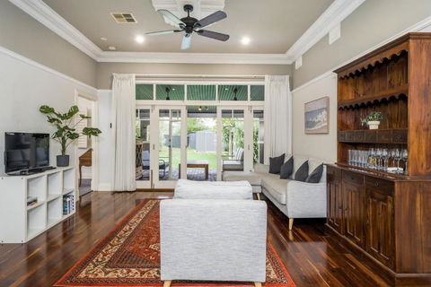 Incredible 3-Bed Renovated Home With Huge Garden - Accommodation Redcliffe 0