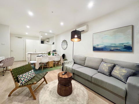 Indulge Luxury Holiday Near Brighton Beach With Private Garden Parking - Accommodation Redcliffe 1